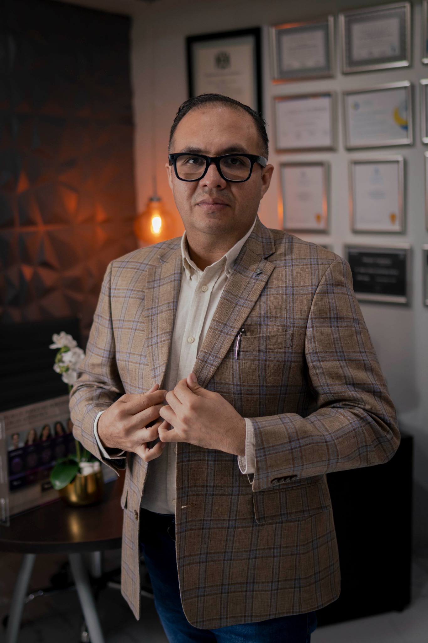 Dr. Mario Ulises Hernández García en su consultorio